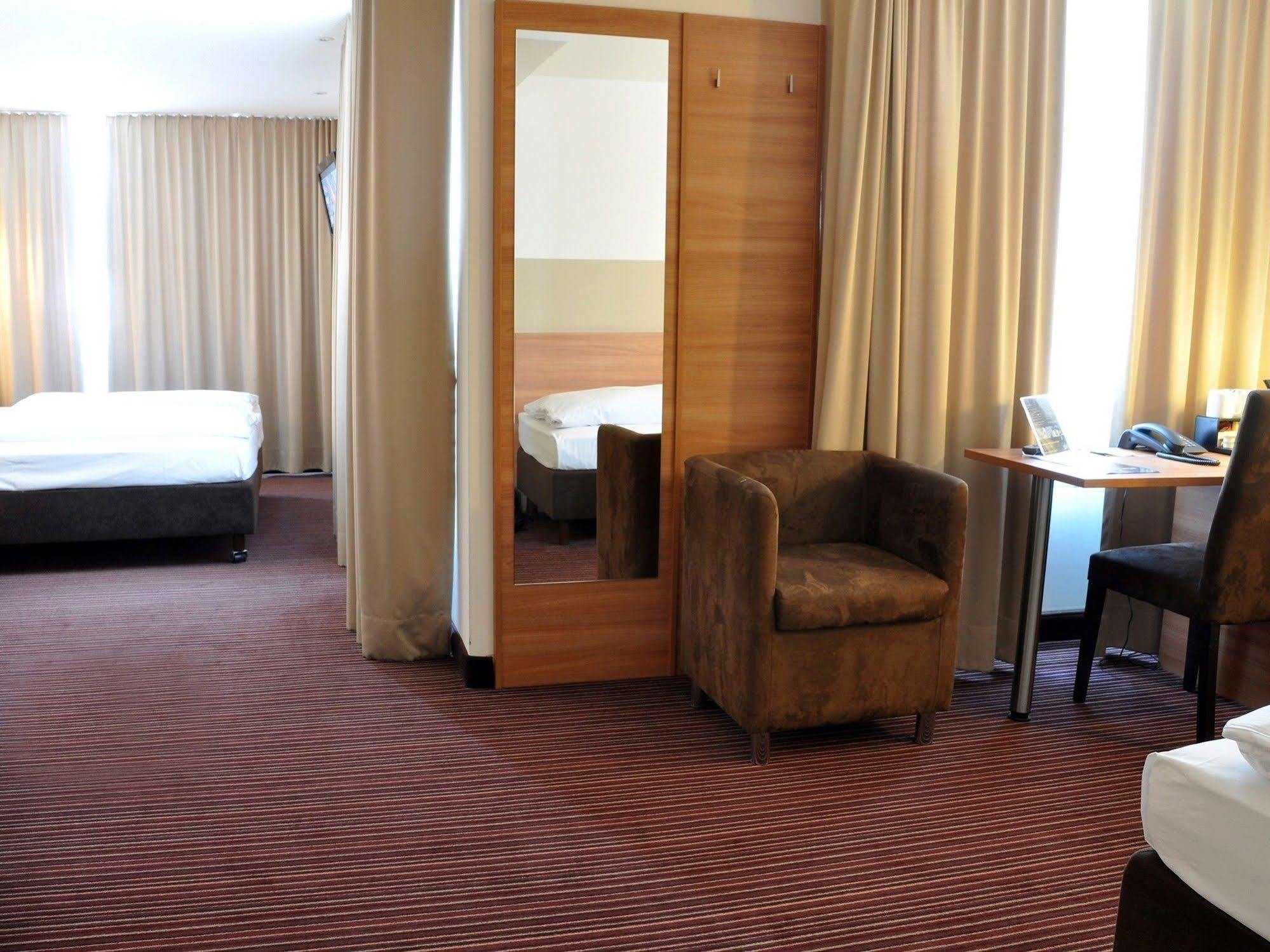 מינכן Hotel Cristal מראה חיצוני תמונה